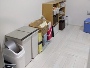 キッチン収納でのお悩み解決　全て引出しタイプの収納キャビネットを設置する　施工前