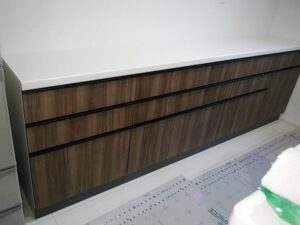 キッチン収納でのお悩み解決　全て引出しタイプの収納キャビネットを設置する　施工後