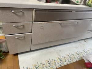 キッチンの扉を交換したい！　全体的に角がモロモロに