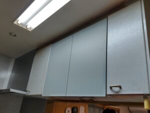 キッチン収納でのお悩み解決　出し入れ便利なリフトダウン機能付吊戸棚に替える　