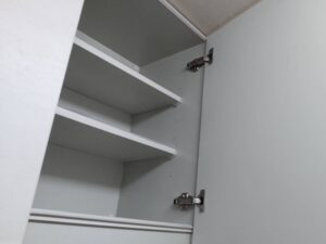キッチン蝶番メンテナンス　吊り戸の耐震ラッチが効いていない　交換後