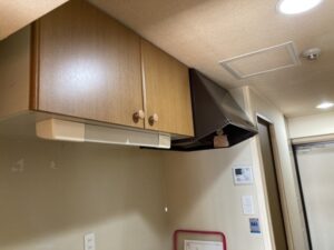 キッチンの扉を交換したい！　吊戸棚もかっこよくなった　施工前
