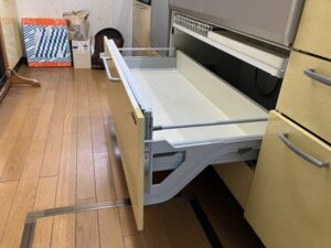 引き出し前扉が落ちてしまうケース　施工前