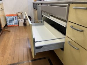 引き出し前扉が落ちてしまうケース　施工後