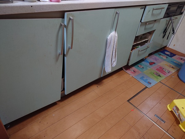 キッチン蝶番メンテナンス　扉がガタついたケース