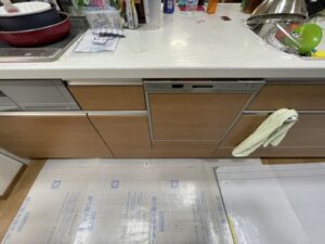 浅型スライドをフロントオープン食洗機へ　扉カラーが同じで良かった　LIXIL施工前