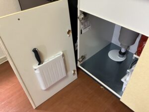 キッチン蝶番メンテナンス　扉側の金具が外れた　施工前