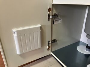 キッチン蝶番メンテナンス　扉側の金具が外れた　施工後