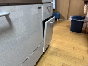 扉傾いた