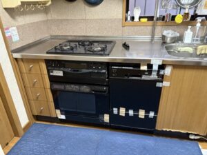 食洗機とかの機器を取り外して収納スペースに活用　撤去後の仕上がりへのこだわり　ガスオーブン同時　施工前