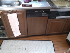 食洗機とかの機器を取り外して収納スペースに活用　撤去後の仕上がりへのこだわり　スタイリッシュ　施工前