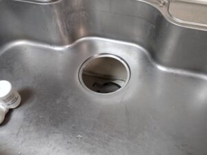 『キッチン楽々トラップ』交換で排水掃除がラク♬　施工ポイント　開口部クリーニング