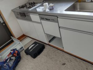 機器を外して収納スペース化　施工前