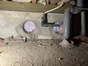 給排水やガス管などの閉栓工事も適所で行います　床下施工前