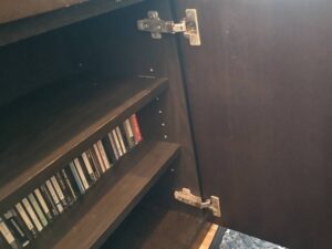 キッチン蝶番メンテナンス　蝶番が白くサビている　施工前
