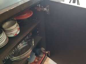 キッチン蝶番メンテナンス　蝶番が白くサビている　施工後
