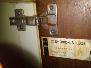キッチン蝶番メンテナンス　蝶番とキャビネット品番