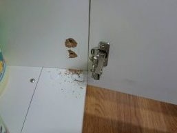 キッチン蝶番メンテナンス　蝶番折れた