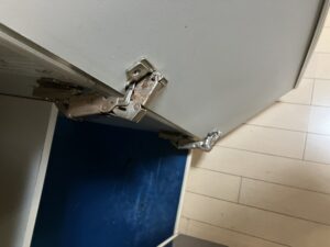 キッチン蝶番メンテナンス　開け閉めがしにくくなってきた様子
