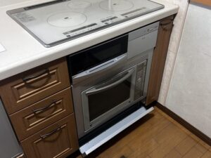 キッチン収納でのお悩み解決　電気オーブンを取り外して収納　施工前