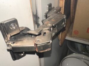 キッチン蝶番メンテナンス　音鳴りしているし、サビかけていた