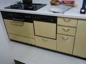 キッチンの扉を交換したい！　食洗機パネルにも対応しています　施工前
