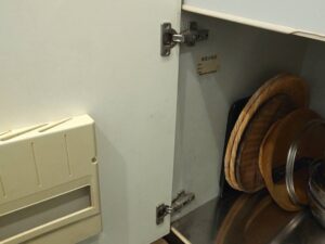 島根キッチン取付け隊 キッチン扉蝶番メンテナンス