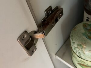 高知キッチン取付け隊　キッチン扉蝶番メンテナンス