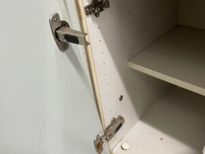 山梨キッチン取付け隊　キッチン扉蝶番メンテナンス　施工前