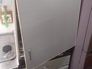徳島キッチン取付け隊　キッチン扉蝶番メンテナンス　施工前