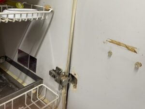 秋田キッチン取付け隊 キッチン扉蝶番メンテナンス 施工前