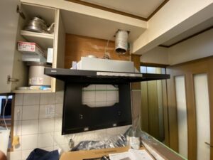 山形キッチン取付け隊　シロッコファンフードの取替　施工中