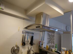 高知キッチン取付け隊　センターレンジフードの取替　施工前