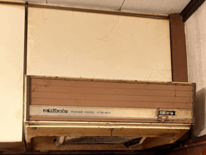 高知キッチン取付け隊　ターボファンフードの取替　施工前