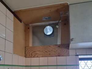 秋田キッチン取付け隊 プロペラからシロッコファンへの取替