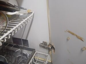 岐阜キッチン取付け隊　キッチン扉蝶番メンテナンス　施工前