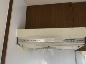 栃木キッチン取付け隊　ターボファンフードの取替　施工前 