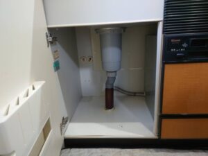 香川キッチン取付け隊　排水トラップの交換　施工前