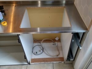 鹿児島キッチン取付け隊 ガスオーブンを後付 施工中