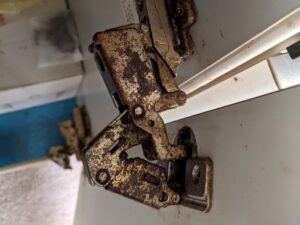 大分キッチン取付け隊 キッチン扉蝶番メンテナンス 施工前