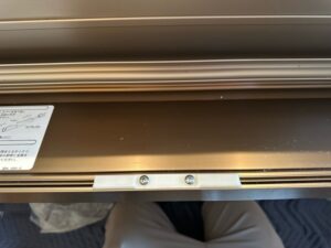 ミカド包丁フラップ収納が締まらない　フタを開けて取付けビス2本を外す　前