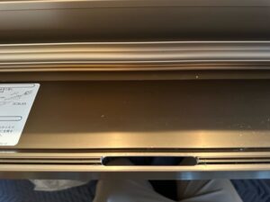 ミカド包丁フラップ収納が締まらない　フタを開けて取付けビス2本を外す　後