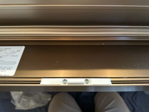 ミカド包丁フラップ収納が締まらない　外したビスで同じように新しい部品（ウラ）を取付ける