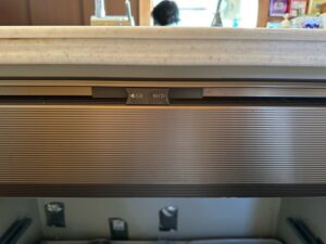 ミカド包丁フラップ収納が締まらない　外したビスで同じように新しい部品（ウラ）を取付ける　オモテ