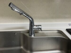 見た目を重視したい水栓なら「三栄水栓」　TOTOタッチレスほうき水栓が壊れて　施工前