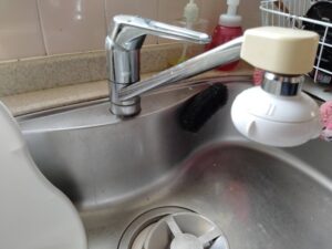 面白いほどたくさん選べる、KVKキッチン水栓 とにかく安く漏れた水栓を替えたい 施工前