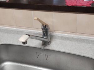 LIXIL（リクシル）水栓のナビッシュが人気　キッチンに電源がない時に便利な『ナビッシュ乾電池タイプ』　施工前