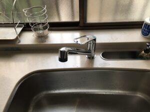 見た目を重視したい水栓なら「三栄水栓」　キッチンのことは、取付け隊へと決めている　施工前