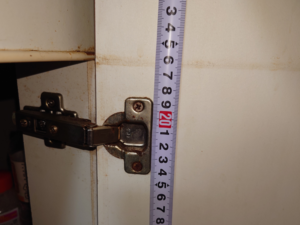 キッチンの扉交換工事 蝶番の位置採寸