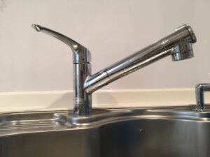 面白いほどたくさん選べる、KVKキッチン水栓 キッチン水栓のホースから水漏れ、修理か交換どっち 施工前